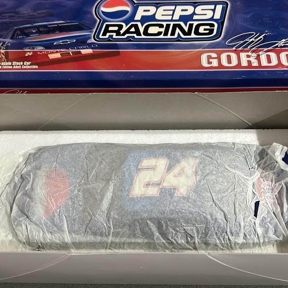 Jeff Gordon #24 Pepsi Racing 1999 Monte Carlo 1:24 Diecast Car - Picture 5 of 8